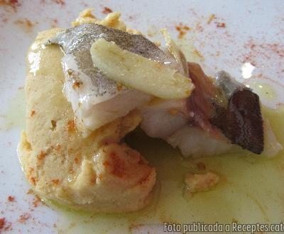 Bacallà a la llauna amb hummus de cigrons